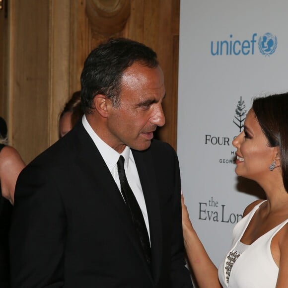 Nikos Aliagas et Eva Longoria (Bijoux Messika) - Photocall des célébrités à la 7ème Édition du Global Gift Gala au Four Seasons Hotel George V à Paris le 9 mai 2016