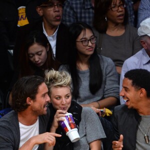Kaley Cuoco et son mari Ryan Sweeting assistent au match de basket des Lakers contre les Spurs de San Antonio au Staples Center à Los Angeles, le 14 novembre 2014.
