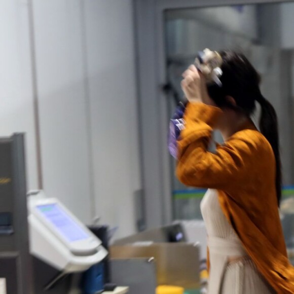 Kris et Kendall Jenner débarquent à l'aéroport de Nice, le 11 mai 2016.