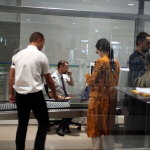 Kris et Kendall Jenner débarquent à l'aéroport de Nice, le 11 mai 2016.