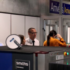 Kris et Kendall Jenner débarquent à l'aéroport de Nice, le 11 mai 2016.