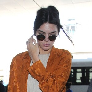 Kendall Jenner arrive à l'aéroport de LAX à Los Angeles pour prendre l'avion, le 10 mai 2016