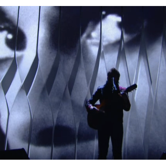 Matthieu Chedid rend hommage à Prince durant la cérémonie d'ouverture du 69e Festival de Cannes, le 11 mai 2016.