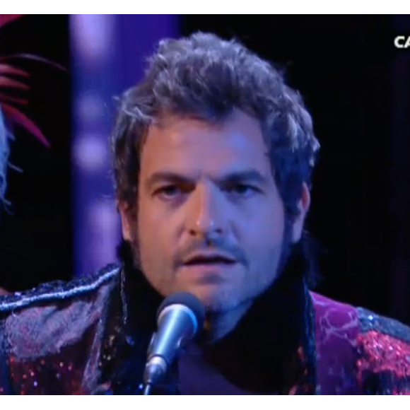 Matthieu Chedid rend hommage à Prince durant la cérémonie d'ouverture du 69e Festival de Cannes, le 11 mai 2016.