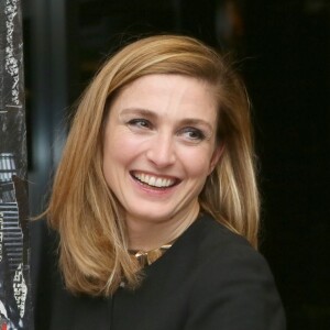 Julie Gayet remporte une oeuvre de Anne Mondy par tirage au sort - Gala de charité au profit de l'association "Endofrance" qui lutte contre l'endométriose au Pavillon Royal à Paris le 07 avril 2016.