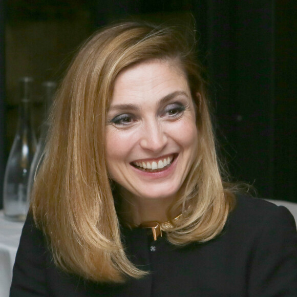 Julie Gayet - Gala de charité au profit de l'association "Endofrance" qui lutte contre l'endométriose au Pavillon Royal à Paris le 07 avril 2016
