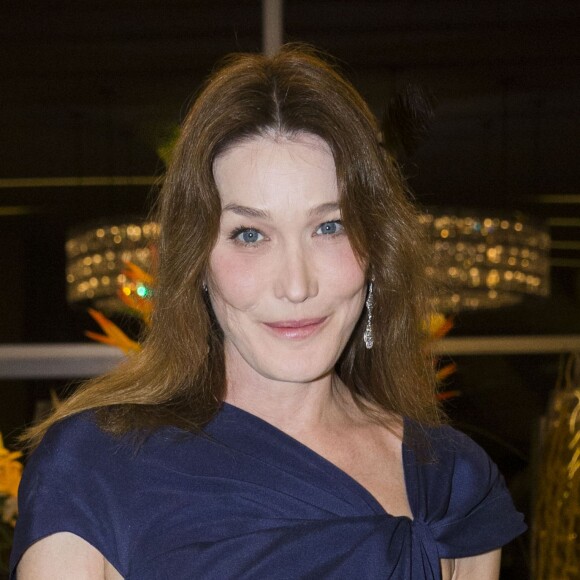 Carla Bruni Sarkozy - Dîner de gala "Mille et Une Nuits pour Mille et Un Coeurs", organisé par Dominique Ouattara dans le cadre de sa fondation "Children of Africa", qui vient en aide aux enfants d'Afrique, dans les secteurs de la santé, de l'éducation, le social et les centres subventionnés, à Abidjan. Le 11 mars 2016