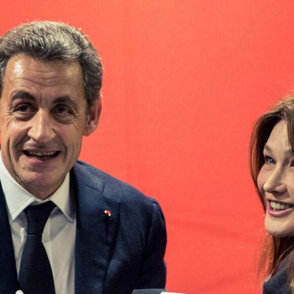 Carla Bruni-Sarkozy est venue faire une surprise à son mari Nicolas Sarkozy qui dédicace son livre "La France pour la vie" à la Fnac de Boulogne-Billancourt, le 19 février 2016
