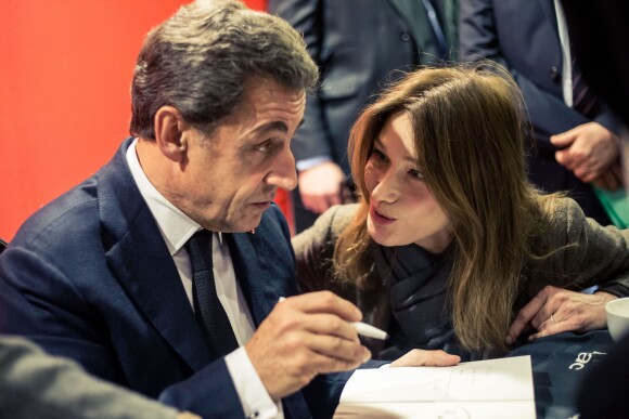Carla Bruni-Sarkozy est venue faire une surprise à son mari Nicolas Sarkozy qui dédicace son livre "La France pour la vie" à la Fnac de Boulogne-Billancourt, le 19 février 2016