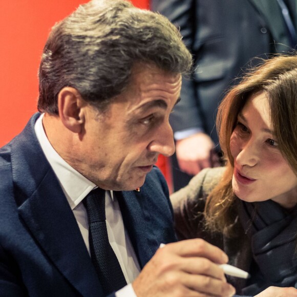 Carla Bruni-Sarkozy est venue faire une surprise à son mari Nicolas Sarkozy qui dédicace son livre "La France pour la vie" à la Fnac de Boulogne-Billancourt, le 19 février 2016