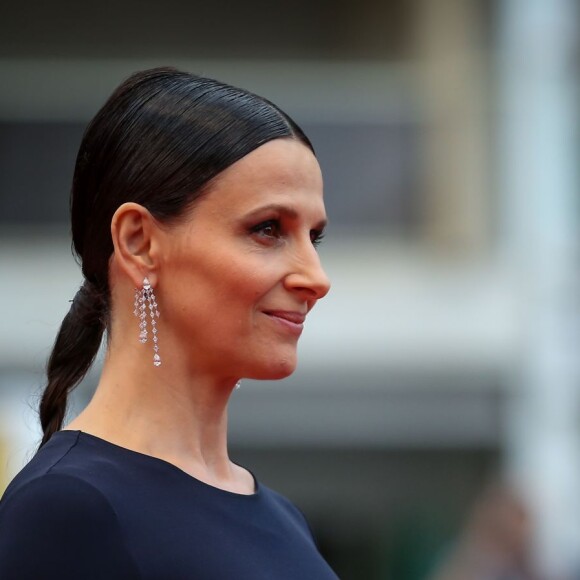 Juliette Binoche - Montée des marches du film "Ma Loute" lors du 69ème Festival International du Film de Cannes. Le 13 mai 2016. © Borde-Jacovides-Moreau/Bestimage