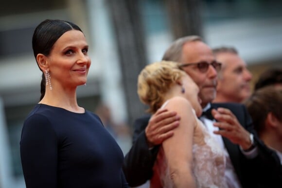 Juliette Binoche - Montée des marches du film "Ma Loute" lors du 69ème Festival International du Film de Cannes. Le 13 mai 2016. © Borde-Jacovides-Moreau/Bestimage
