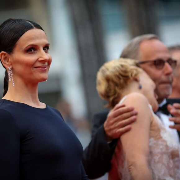 Juliette Binoche - Montée des marches du film "Ma Loute" lors du 69ème Festival International du Film de Cannes. Le 13 mai 2016. © Borde-Jacovides-Moreau/Bestimage