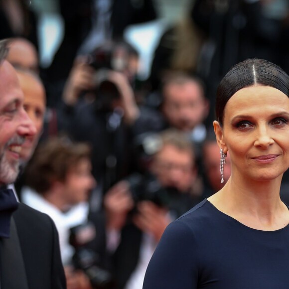 Juliette Binoche - Montée des marches du film "Ma Loute" lors du 69ème Festival International du Film de Cannes. Le 13 mai 2016. © Borde-Jacovides-Moreau/Bestimage