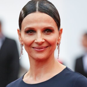 Juliette Binoche - Montée des marches du film "Ma Loute" lors du 69ème Festival International du Film de Cannes. Le 13 mai 2016. © Borde-Jacovides-Moreau/Bestimage