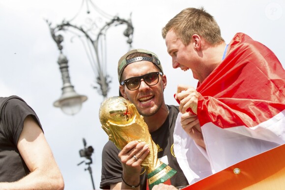 Lukas Podolski et Kevin Grosskreutz - L'équipe nationale allemande célèbre sa victoire à la coupe du monde de la FIFA à la porte de Brandebourg à Berlin, le 15 juillet 2014.