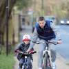 Lukas Podolski et son fils Louis en promenade à vélo à Londres en février 2014.