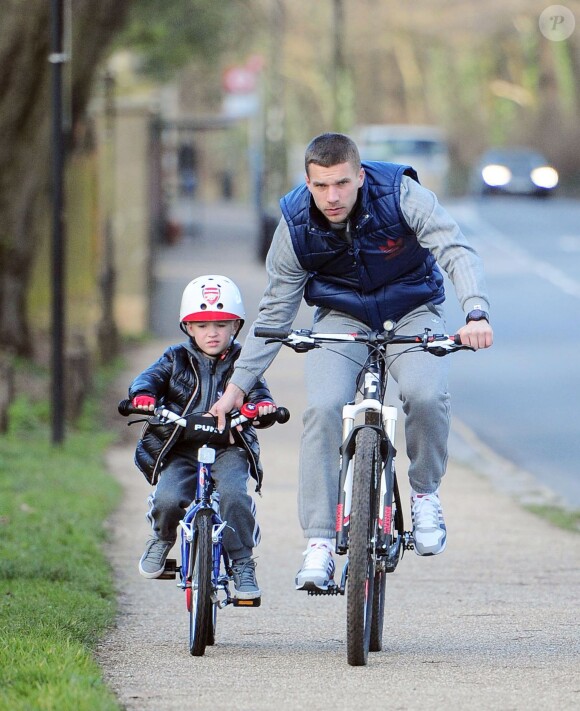 Lukas Podolski et son fils Louis en promenade à vélo à Londres en février 2014.