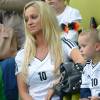 Monika et Louis Podolski, femme et fils de Lukas Podolski, lors de l'Euro 2012 pendant Allemagne-Grèce à Gdansk.