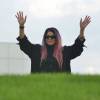 Tyka Nelson sort de la résidence Paisley Park pour saluer les fans de son frère Prince décédé le 21 avril dernier. D'autres membres de la famille sont également sortis à la rencontre des fans, qui se sont recueillis en la mémoire du chanteur, le 23 avril 2016.