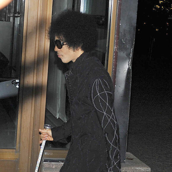 Le chanteur Prince va diner au cafe Opera a Stockholm en Suede, le 5 août 2013