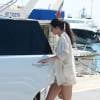 Kendall Jenner fait du jet ski et un tour de bateau avec sa mère Kris Jenner à Cannes en France, le 15 mai 2016