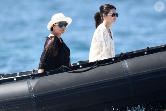 Kendall Jenner fait du jet ski et un tour de bateau avec sa mère Kris Jenner à Cannes en France, le 15 mai 2016