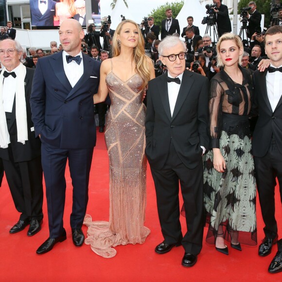 Vittorio Storaro, Corey Stoll (habillé en Polo Ralph Lauren), Blake Lively enceinte, Woody Allen, Kristen Stewart et Jesse Eisenberg, - Montée des marches du film "Café Society" pour l'ouverture du 69ème Festival International du Film de Cannes. Le 11 mai 2016. © Borde-Jacovides-Moreau/Bestimage