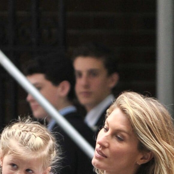 Gisele Bündchen en compagnie de son mari Tom Brady et de leurs enfants Benjamin et Vivian se à New York le 29 avril 2016