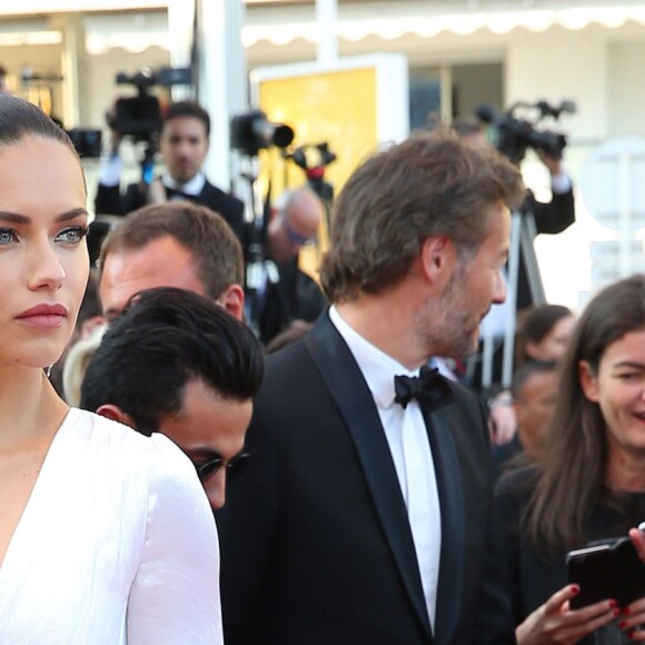 Adriana Lima - Montée des marches du film "Julieta" lors du 69ème Festival International du Film de Cannes. Le 17 mai 2016. © Olivier Borde-Cyril Moreau/Bestimage