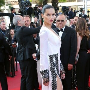 Adriana Lima - Montée des marches du film "Julieta" lors du 69ème Festival International du Film de Cannes. Le 17 mai 2016. © Olivier Borde-Cyril Moreau/Bestimage