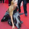 Petra Nemcova en robe SAFiYAA - Montée des marches du film "Julieta" lors du 69e Festival International du Film de Cannes. Le 17 mai 2016.