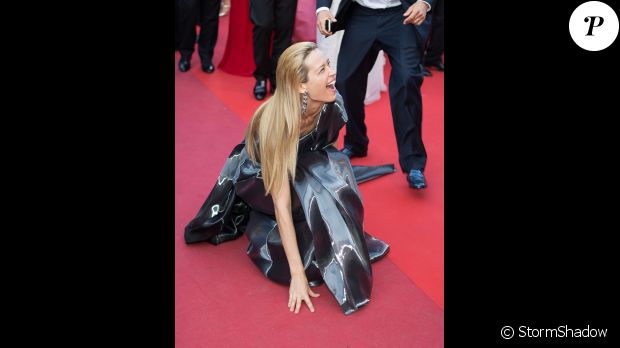 Petra Nemcova est tombée sur le tapis rouge du film Julieta au Festival de Cannes le 17 mai 2016