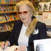 Sylvie Vartan - Sylvie Vartan présente son livre intitulé "Maman" lors d'une séance de dédicace à la librairie Lamartine à Paris le 12 mai 2016