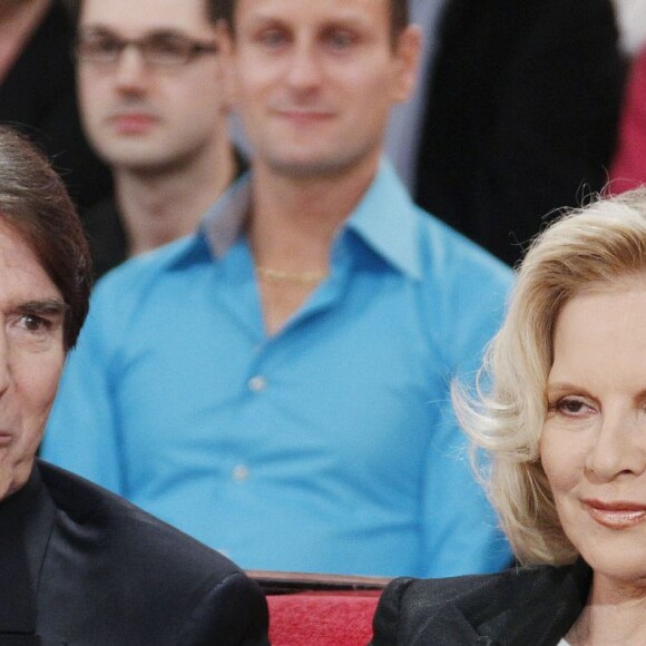 Sylvie Vartan et son mari Tony Scotti dans l'émission "Vivement Dimanche" à Paris, le 16 novembre 2011
