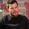 Taylor Lautner a-t-il pris quelques kilos en plus ? (capture d'écran d'une émission de BBC Three.)