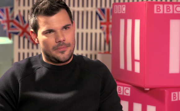 Taylor Lautner a-t-il pris quelques kilos en plus ? (capture d'écran d'une émission de BBC Three.)