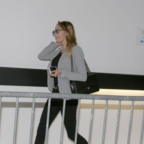 Nabilla Benat­tia - Nabilla Benat­tia compa­raît devant le tribu­nal correc­tion­nel de Nanterre, suite à la fameuse affaire du coup de couteau sur son conjoint, Thomas Vergara le 19 mai 2016. La jeune femme est accusée d'avoir poignardé son compagnon Thomas Vergara à la suite d'une dispute et risque jusqu'à 7 ans de prison.