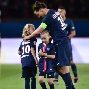 Zlatan et ses deux fils Maximilian et Vincent - Les adieux de Zlatan au Parc. Zlatan Ibrahimovic fête la victoire du PSG sur Nantes (ainsi que la première place du championnat) et son dernier match en championnat sous les couleurs du PSG au Parc des Princes à Paris le 14 mai 2016