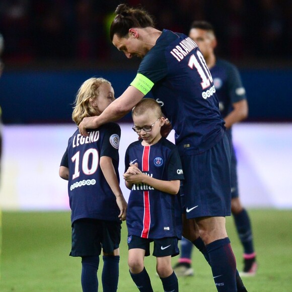 Zlatan et ses deux fils Maximilian et Vincent - Les adieux de Zlatan au Parc. Zlatan Ibrahimovic fête la victoire du PSG sur Nantes (ainsi que la première place du championnat) et son dernier match en championnat sous les couleurs du PSG au Parc des Princes à Paris le 14 mai 2016