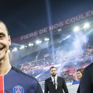 Les adieux de Zlatan au Parc. Zlatan Ibrahimovic fête la victoire du PSG sur Nantes (ainsi que la première place du championnat) et son dernier match en championnat sous les couleurs du PSG au Parc des Princes à Paris le 14 mai 2016