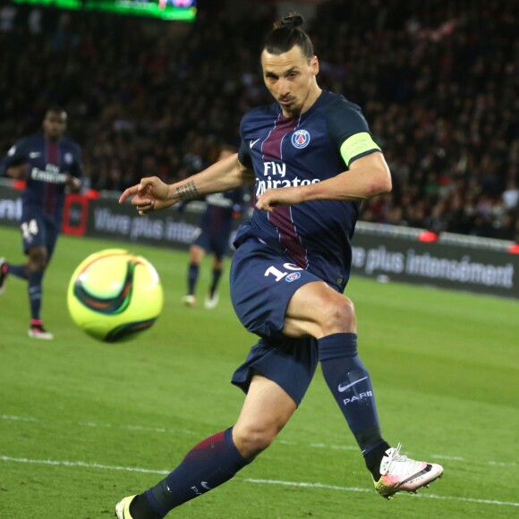 Les adieux de Zlatan au Parc. Zlatan Ibrahimovic fête la victoire du PSG sur Nantes et son dernier match en championnat sous les couleurs du PSG au Parc des Princes le 14 mai 2016