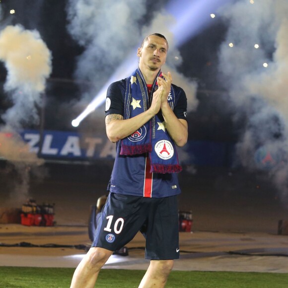 Les adieux de Zlatan au Parc. Zlatan Ibrahimovic fête la victoire du PSG sur Nantes et son dernier match en championnat sous les couleurs du PSG au Parc des Princes le 14 mai 2016