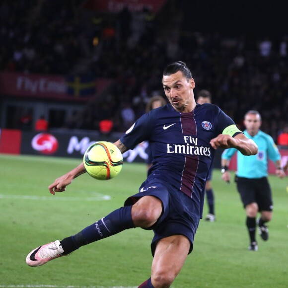 Les adieux de Zlatan au Parc. Zlatan Ibrahimovic fête la victoire du PSG sur Nantes et son dernier match en championnat sous les couleurs du PSG au Parc des Princes le 14 mai 2016