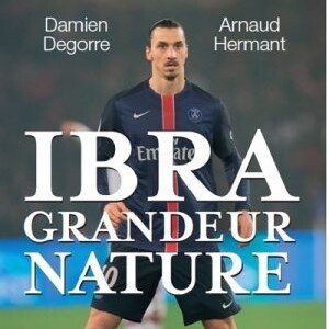 Couverture du livre "Ibra grandeur nature" paru le 13 mai aux Editions du Moment et écrit par les auteurs Arnaud Hermant et Damien Degorre.