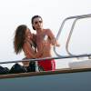 Louis Tomlinson des One Direction et sa petite amie Danielle Campbell profitent de leurs vacances sur yacht à Cabo San Lucas, le 14 mai 2016