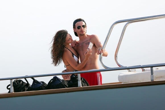 Louis Tomlinson des One Direction et sa petite amie Danielle Campbell profitent de leurs vacances sur yacht à Cabo San Lucas, le 14 mai 2016