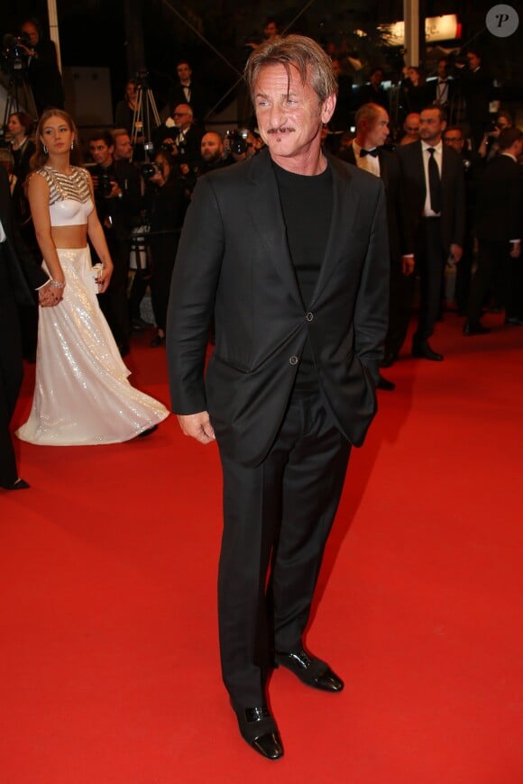 Sean Penn - Descente des marches du film "The Last Face" lors du 69ème Festival International du Film de Cannes. Le 20 mai 2016. © Olivier Borde-Cyril Moreau/Bestimage