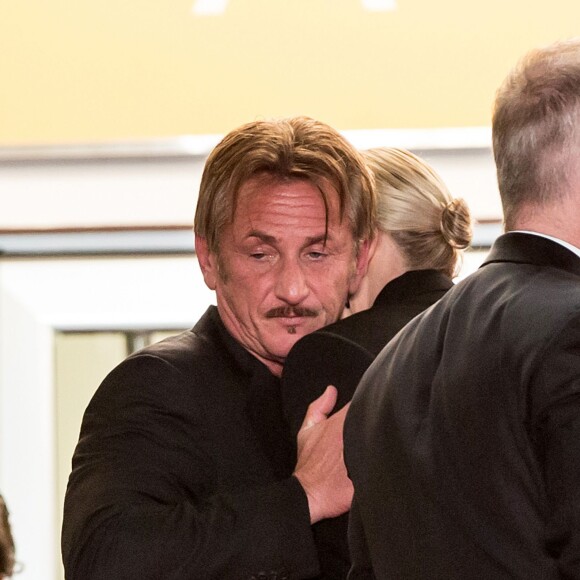 Sean Penn, Charlize Theron - Descente des marches du film "The Last Face" lors du 69ème Festival International du Film de Cannes. Le 20 mai 2016. © Olivier Borde-Cyril Moreau/Bestimage