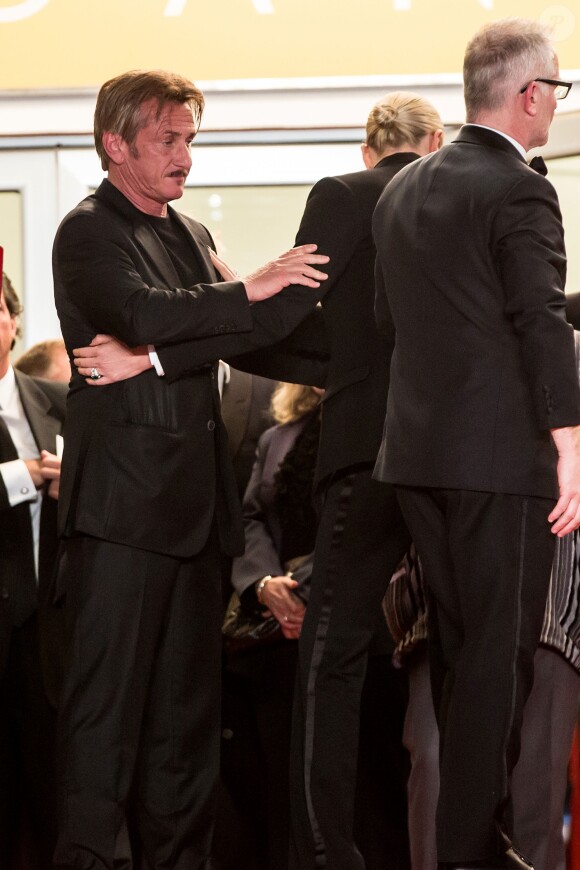 Sean Penn, Charlize Theron - Descente des marches du film "The Last Face" lors du 69ème Festival International du Film de Cannes. Le 20 mai 2016. © Olivier Borde-Cyril Moreau/Bestimage